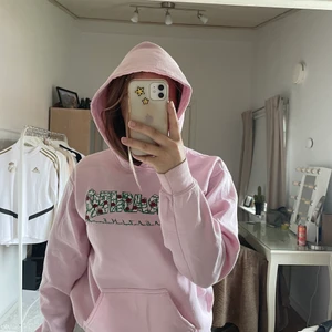 Hoodie - Rosa thrasher hoodie, köpt av en kompis men kommer ej till användning. Den är lite nopprig men tror de går och få bort, ingenting alldeles för synligt dock.