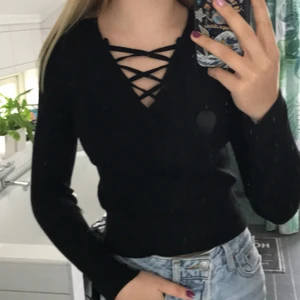 Svart Ribbad Tröja med Snörning, HM - Väldigt fin långarmad svart ribbad tröja med snörning! Jättebra skick! Säljer den eftersom den sällan kommer till användning. Från HM i storlek S, men passar också XS! Köparen står för frakten.