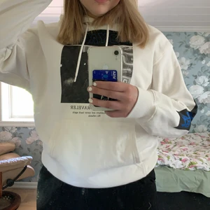 Vailent hoodie, strl S - vit hoodie med tryck från Vailent, använd fåtal ggr☁️  finns ej att köpa online längre!
