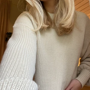 Knitted sweater  - Säljer denna super mysiga croppade stickade tröjan, väldigt fina ärmar och ser väldigt classy ut, storlek S, köparen står för frakt‼️💖