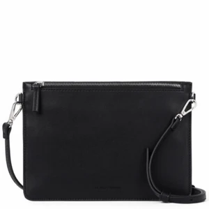 Carin Wester väska  - Carin Wester väska som man kan justera bandet på så den går att ha kort hängandes vid axeln eller som på bild 3. Likadan som på bilden fast med guldetaljer istället för silver🤎 fint skick, bilder kan skickas privat! Köparen står för frakten🤍