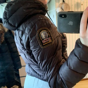 Parajumper dun jacka!  - En brun parajumper,  jätte skön i dun. Sparsamt använd! Valde denna då alla andra har svart eller marinblå. Tycker de är snyggt me den mörk bruna färgen. 