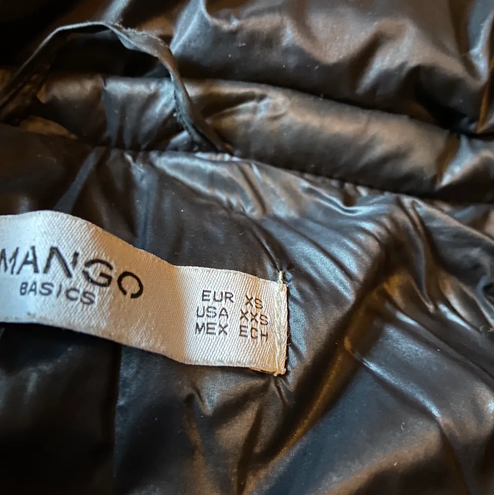 Säljer denna väst från mango då den inte kommer till användning längre, superfint skick fortfarande💞. Jackor.