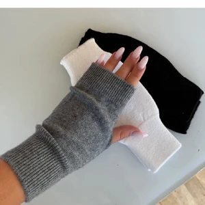 Torgvantar - Säljer dessa helt nya torgvantar i grått, dom är helt oanvända. Det är väldigt strechigt matrial så dom passar alla strl❤️