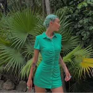 With Jean klänning - Säljer denna populära klänning från with Jean då den tyvärr är för kort för mig. Den är i strl XS och jag är 175cm. Otrooolig kvalite och passform, nypris är $239 dvs ca 2000kr. Den är aldrig använd. 