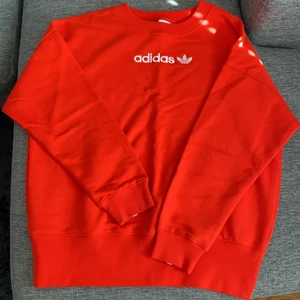 Adidas sweatshirt - Fett snygg och skön adidas sweatshirt köpte för 600kr Använd endast en gång som ny!  köp för 499 +frakt ❤️