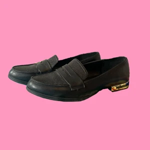 Läderskor - Snygga läderskor köpta från Sellpy, aldrig använda av mig men är i använt skick från tidigare. Äkta läder💕