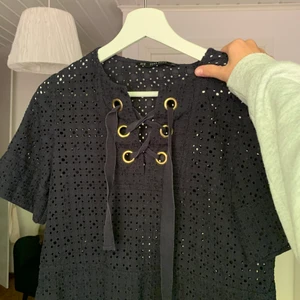 Boxig zara blus  - En as söt blus från Zara, använd ett fåtal gånger med ett styvt håligt tyg med knyt detalj vid kragen 💕 strl XS men passar S också!