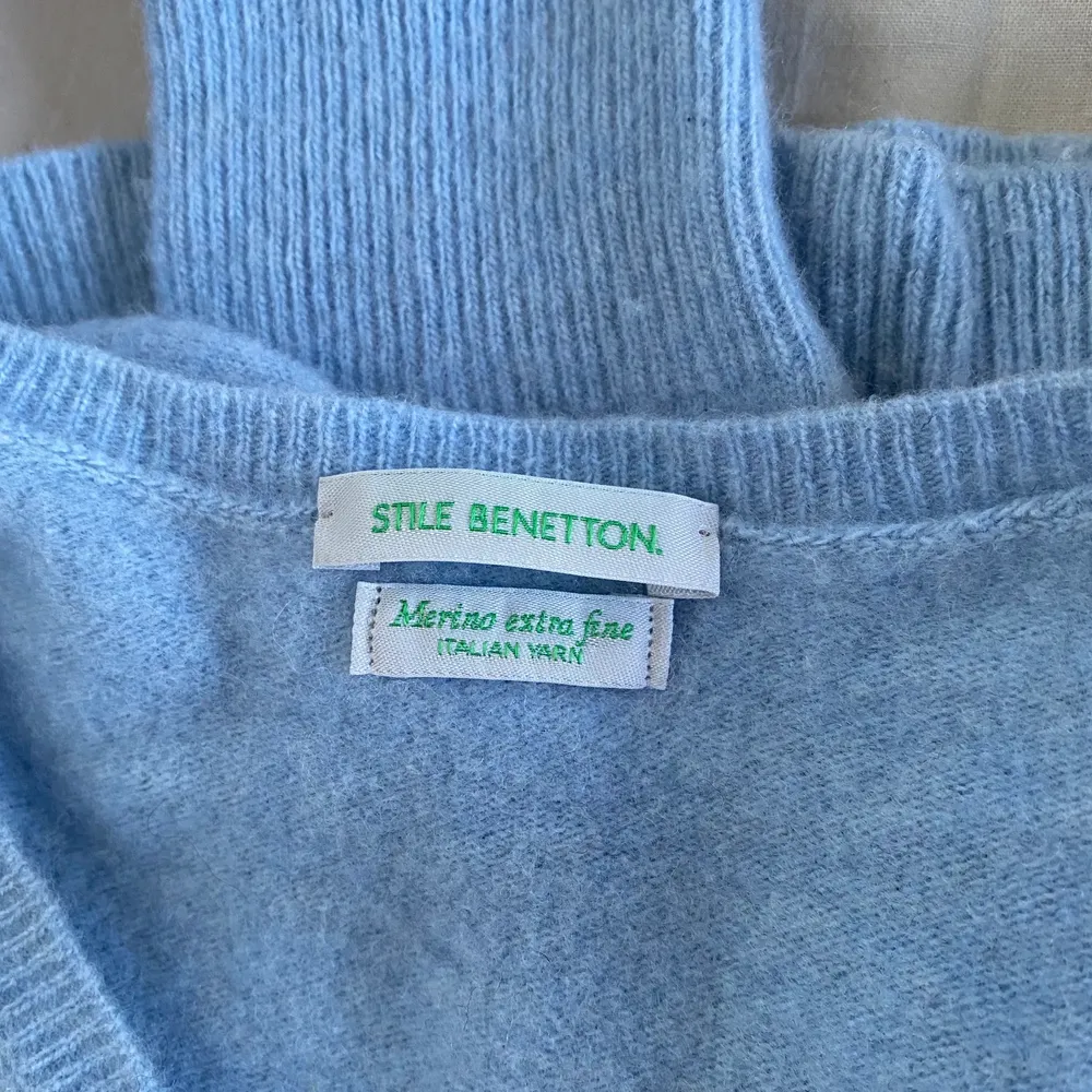 Mysig finstickad tröja från Benetton i ljusblå merinoull med v-ringning. I perfekt skick! Använd bara 2 gånger. . Tröjor & Koftor.