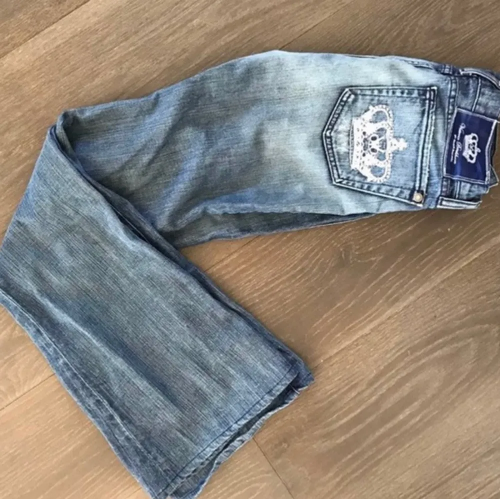 Rock and republic Victoria Beckham jeans i modellen ”Madrid”! Säljer dom på grund av att dom inte kommer till användning och för att de är lite för långa för mig som är 167💓men så himla fina och inga stenar saknas!. Jeans & Byxor.