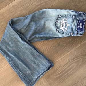 Rock and republic Victoria Beckham jeans i modellen ”Madrid”! Säljer dom på grund av att dom inte kommer till användning och för att de är lite för långa för mig som är 167💓men så himla fina och inga stenar saknas!