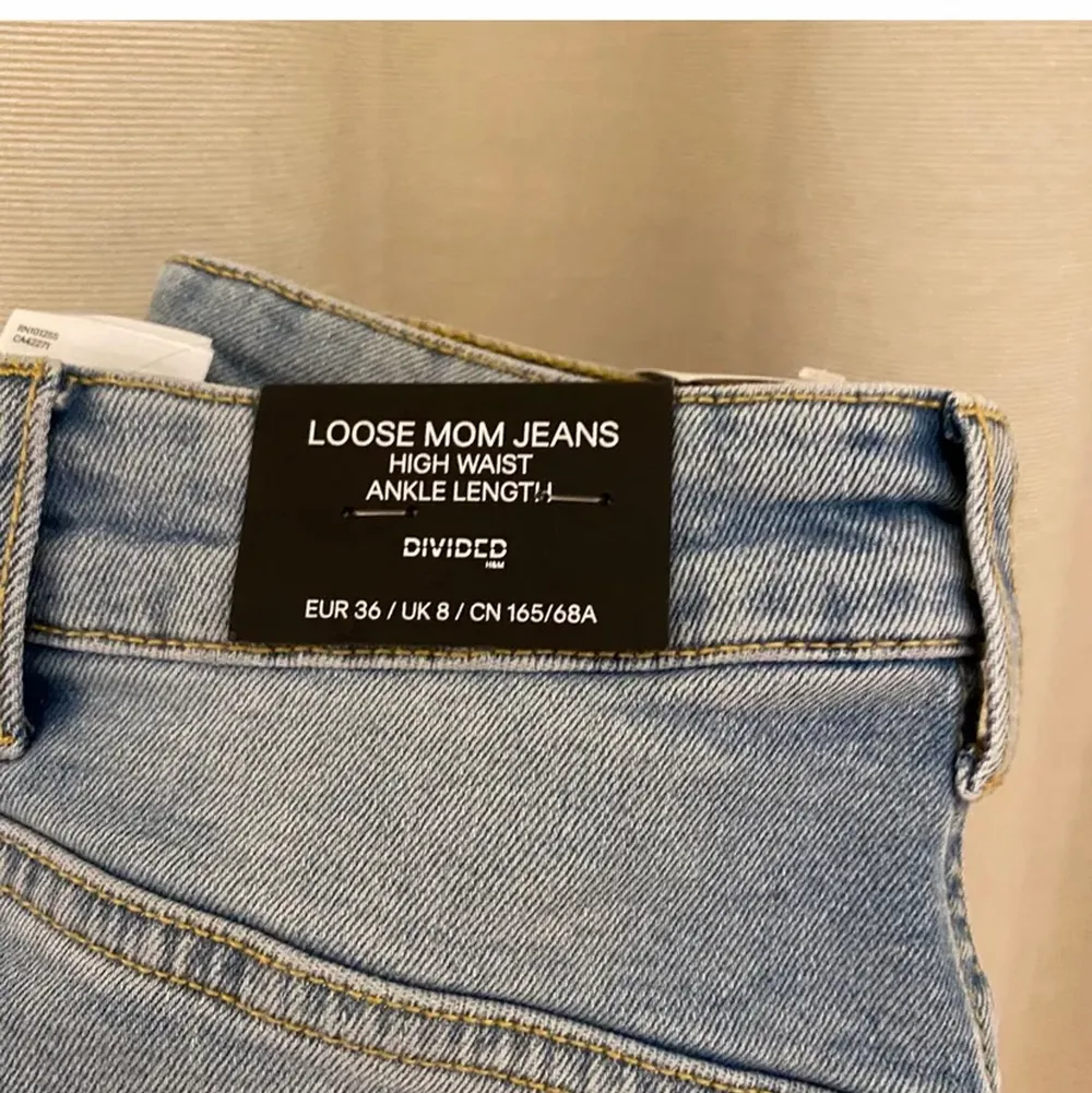 Hm jeans som är helt oanvända med lappen kvar, skriv för fler bild ☺️. Jeans & Byxor.