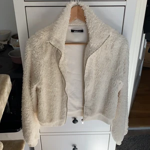 Jättemysig jacka från GT - Denna jättemysiga ”ull” jacka är från GINA TRICOT och är jätteskön nu på hösten och våren som kommer! Den är inte alltför varm men ändå inte att du kommer frysa :) den passar jättefint och jag säljer den enbart för att det inte passar min stil längre. Jättefint skick! Köparen står för frakt!