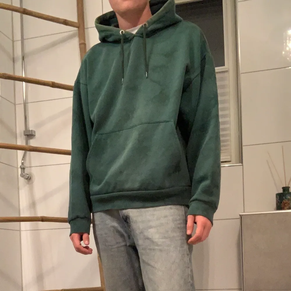 Najs oversized hoodie från weekday, subtilt bleached och skön på insidan, säljer för att rensa garderoben lite :) jag bjuder på frakt. Hoodies.