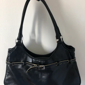 väska - svart väska med kort band, många fack!!!