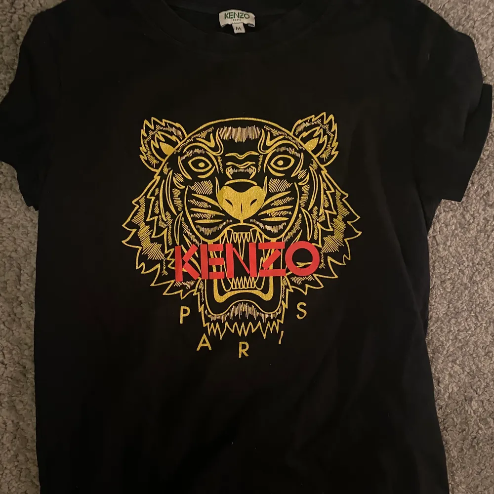 Riktigt snygg tröja från märket Kenzo! Sparsamt användt, inga defekter! Nypris 1000kr, säljer för halva! Äkta!. T-shirts.