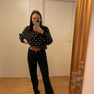 Mid raise jeans Zara - Populära mid raise jeans från zara! Använda ca 2 gånger! 