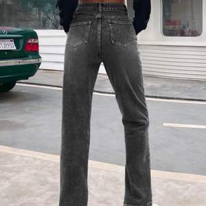 Mörk gråa jeans med slits från shein. As snygg passform, framhäver curvor! Var för små för mig.