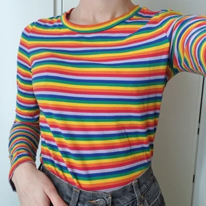 Randig tröja - Jättefin randig tröja i regnbågens färger från Monki! Strl XS men passar S också. Fint skick. Skriv om du har fler frågor :^)