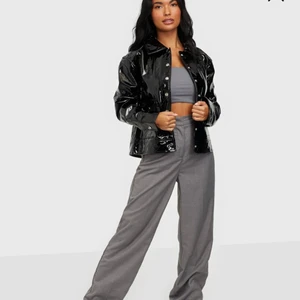 LACKJACKA - Säljer nu denna lackjacka då jag har fler liknande. Den är sjukt snygg och gör en hel outfit. Passar till allt💞💞 