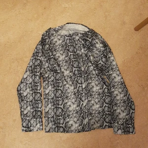 Nelly tröja - Väldigt fin och bekväma har aldrig användt den och prislappen är fortfarande kvar.