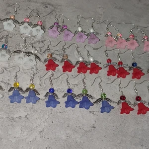 Handgjorda örhängen - Massvis med örhängen jag har gjort själv, supergulliga på. Kan även göra efter dina önskemål om jag har material till det hemma. Kolla in min plick för mer smycken och kläder☺️ OBS begränsat antal av vissa vingar! 65kr paret + frakt