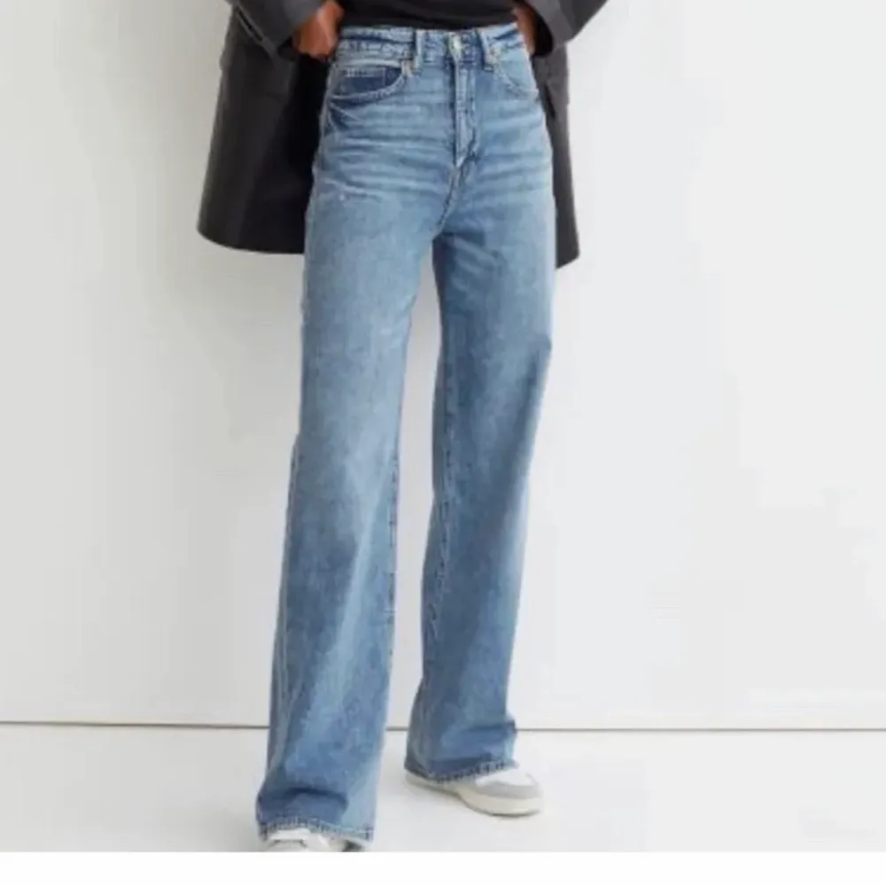 As snygga jeans från H&M. Köpte förra året på rea för 200kr säljer för 100kr+frakt💙Uppklippta💙 Skriv privat för fler frågor eller bilder💙 . Jeans & Byxor.