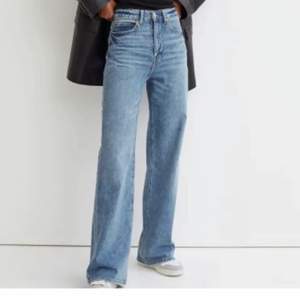 As snygga jeans från H&M. Köpte förra året på rea för 200kr säljer för 100kr+frakt💙Uppklippta💙 Skriv privat för fler frågor eller bilder💙 