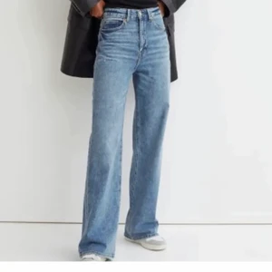 Wide leg jeans från H&M - As snygga jeans från H&M. Köpte förra året på rea för 200kr säljer för 100kr+frakt💙Uppklippta💙 Skriv privat för fler frågor eller bilder💙 