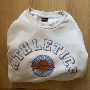 Vintage Sweatshirt  - En fin sweatshirt med tryck. Använder inte längre. Inga fläckar eller slitningar. +frakt 