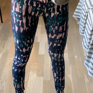 TRÄNINGS BYXOR - Super fina färgglada tränings byxor från byetam (spanskt). Jätte fina och mjukt och skönt tränings material. I storlek S men är som Xs/S. Kontakta vid eventuella frågor ☺️☺️