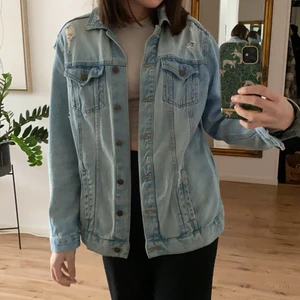 Oversized jeansjacka  - Snygg och trendig jeansjacka med slitningar! Det är storlek 38 och jackan är oversized! Passar till vardags men även till festligare tillställningar! 🥰🧥