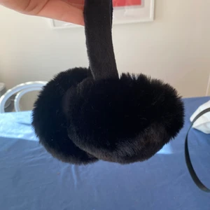 Öronmuffar - Svarta mjuka öronmuffar. Jätte fina nu till hösten och vintern. Kom privat för fler bilder <33
