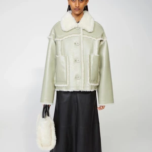 Stand studio cropped jacket - Säljer min stand studio jacka då jag spontanköpte den och ångrar mig! Köpt för 5500 säljer för 5000