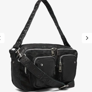 NUNOO bag - Säljer nu min fina nunoo bag i svart läder. Jättefint skick men dragkedjan har tappat lite färg (se bild 3) därav priset!💞 Nypris 1599kr