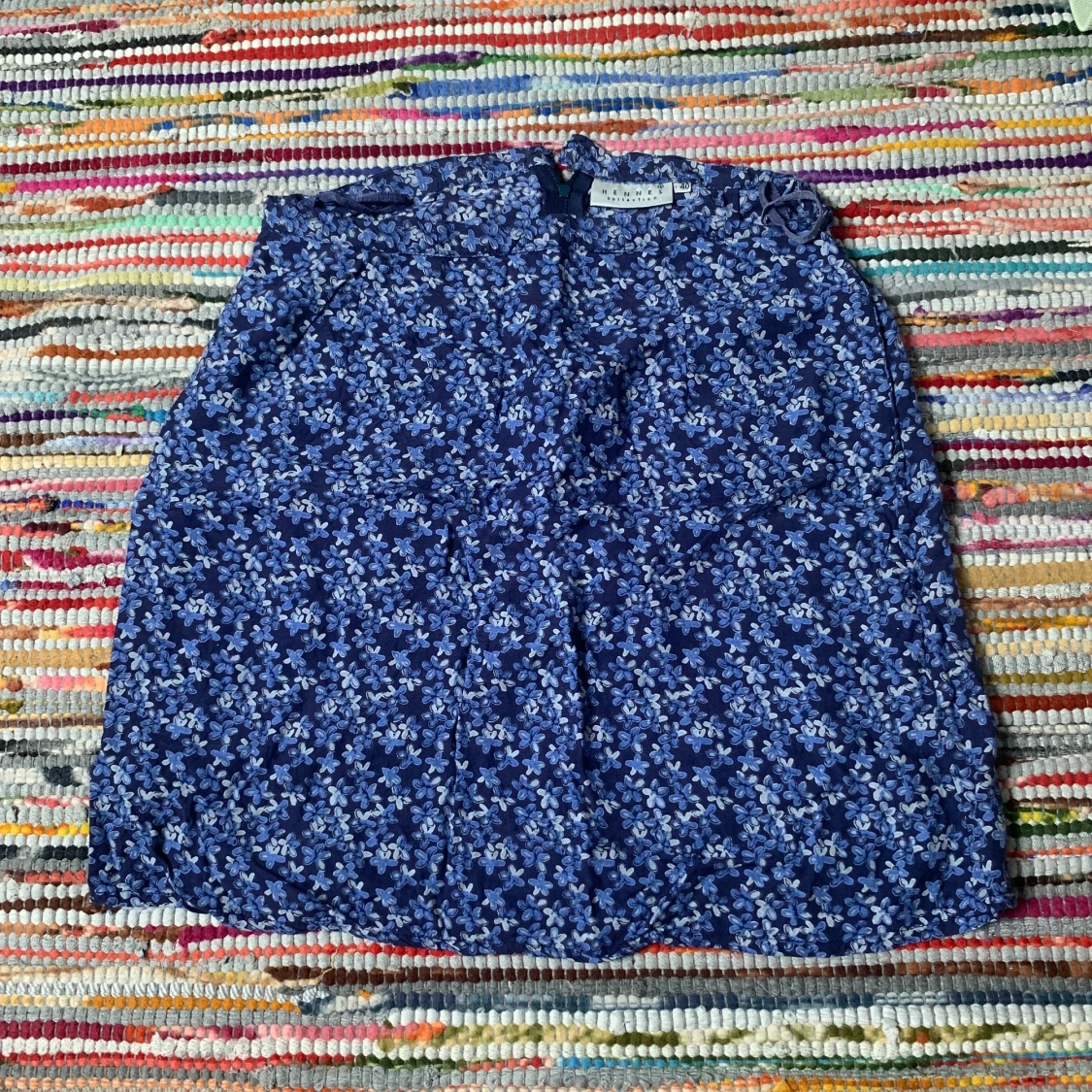 Mörkblå kjol med vila blommor 💙🤍