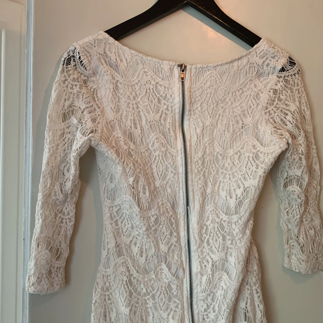 Cremefärgad spetsklänning - 91