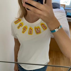 Sandro T-shirt  - Säljer min superfina ”namaste” T-shirt som passar till så mycket!💞Köpt för ca 1500kr förra året och säljer för 300kr❤️‍🔥Bra skick, det ända är att det är några diamanter som lossnat på ”a” som man kan se på bilderna men märks knappt🥰