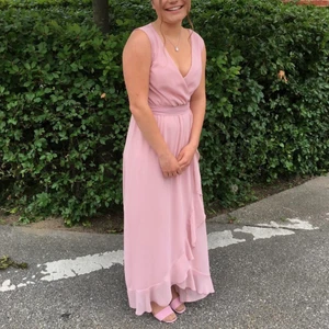 Rosa balklänning - Rosa klänning perfekt till bal eller lärarmiddag. Endast använd en gång och är i fint skick. Vi har däremot klippt och sytt upp ärmarna själva. Skicka ifall du vill ha fler bilder. Priset kan diskuteras❤️❤️