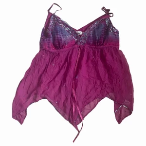rosa/lila y2k linne - Sjukt snygg topp i 2000 tals stil. Storlek L men passar mindre storlekar också då den går att knyta under bysten, jag har 36 och den passar mig perfekt😍