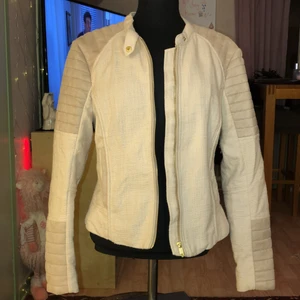 Skitsnygg jacka! - Riktigt snygg jacka med lite mockadetaljer! Den är stilren, snygg till vardags, perfekt till fina middagar, eller kanske en fest. Sen passar till allt & den är så himla snygg! ☀️ Det står storlek 44 i den, men den passar perfekt på en M. Så den är liten i storlek. 🌷 skitsnygg nu till hösten! Men den passa lika bra till våren och under skallade sommardagar eller en skön sommarkväll. 🥰