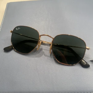 Ray-Ban - Ett par äkta Ray-bans i riktigt bra skick då jag endast har använt de en gång. Köpte för ungefär 2 år sedan och jag betalde 1400kr. Fodralet och putsduken ingår😇