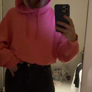 Rosa kroppad hoodie. Är i nyskick, använd få tal gånger