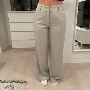 kostymbyxor - superfina kostymbyxor i superbra skick. Köpte nyss men var förstora och inte riktigt min stil, prislapp kvar 😁 stl 27 vilket motsvarar S/M , lite stora på mig som är 160 och har 34