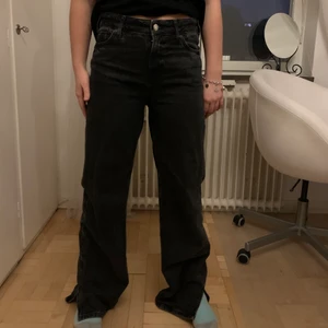 Straight jeans från zara - Svarta straight midrise jeans från zara med slits. Är långa i benen för mig som är 170 cm. Är i bra skick är i storlek 36 men stora i storleken så passar mig som vanligtvis har 38.