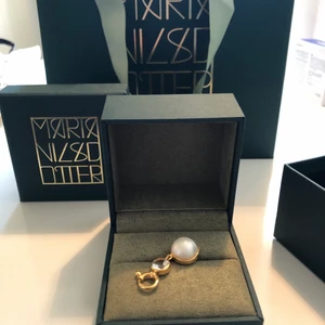 Maria Nilsdotter  - Säljer ett skitsnyggt örhänge från Maria Nilsdotter som man kan hänga en berlock på! Originalpris är runt 2900kr men har inget kvitto då det var länge sedan jag köpte❤️ 