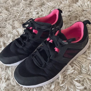 Träningssko stl.38 Soc. - Träningssko i stl. 38, sparsamt använd. 