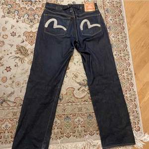 Ett par evisu jeans i väldigt bra skick, rak passform storlek W31