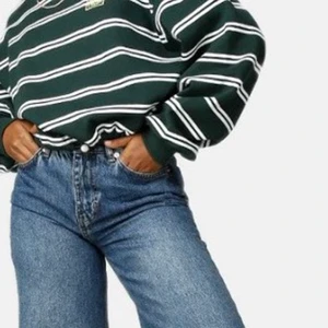 Randig grön tröja storlek S 120kr+frakt - Storlek S                                                                                                 En jätte fin mörk grön randig tröja från Junkyard, använd cirka 3 gånger, den är som ny och inget förstört, säljer pågrund av att det inte är min stil (bilder är tagna från hemsidan)                                        Original pris 399