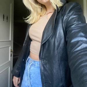 Skin/läder jacka - Säljer en as cool skin/läder jacka!! Passar mig som är en S-M passar även xs! Vi kör budgivning om flera är intresserade! Skicka gärna iväg ett pm💕💕